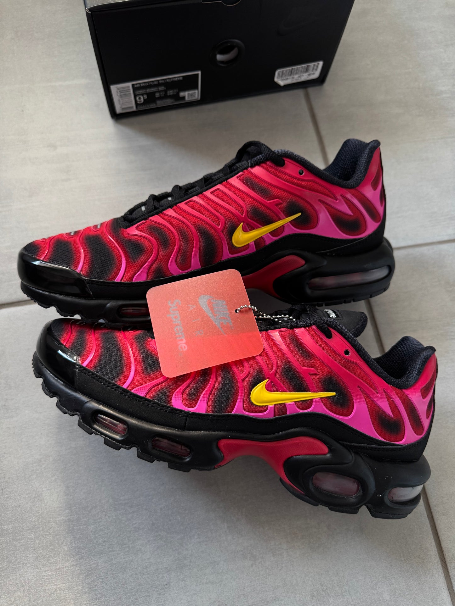 Nike Air Max Plus x Supreme University Red