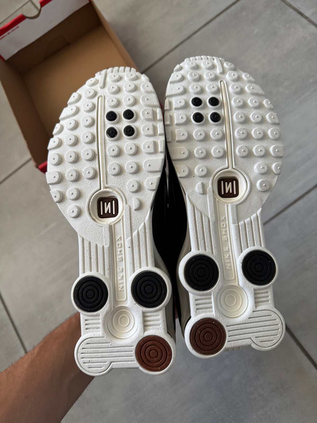 43 | Nike Shox R4 Sail Fauna Brown AR3565-104