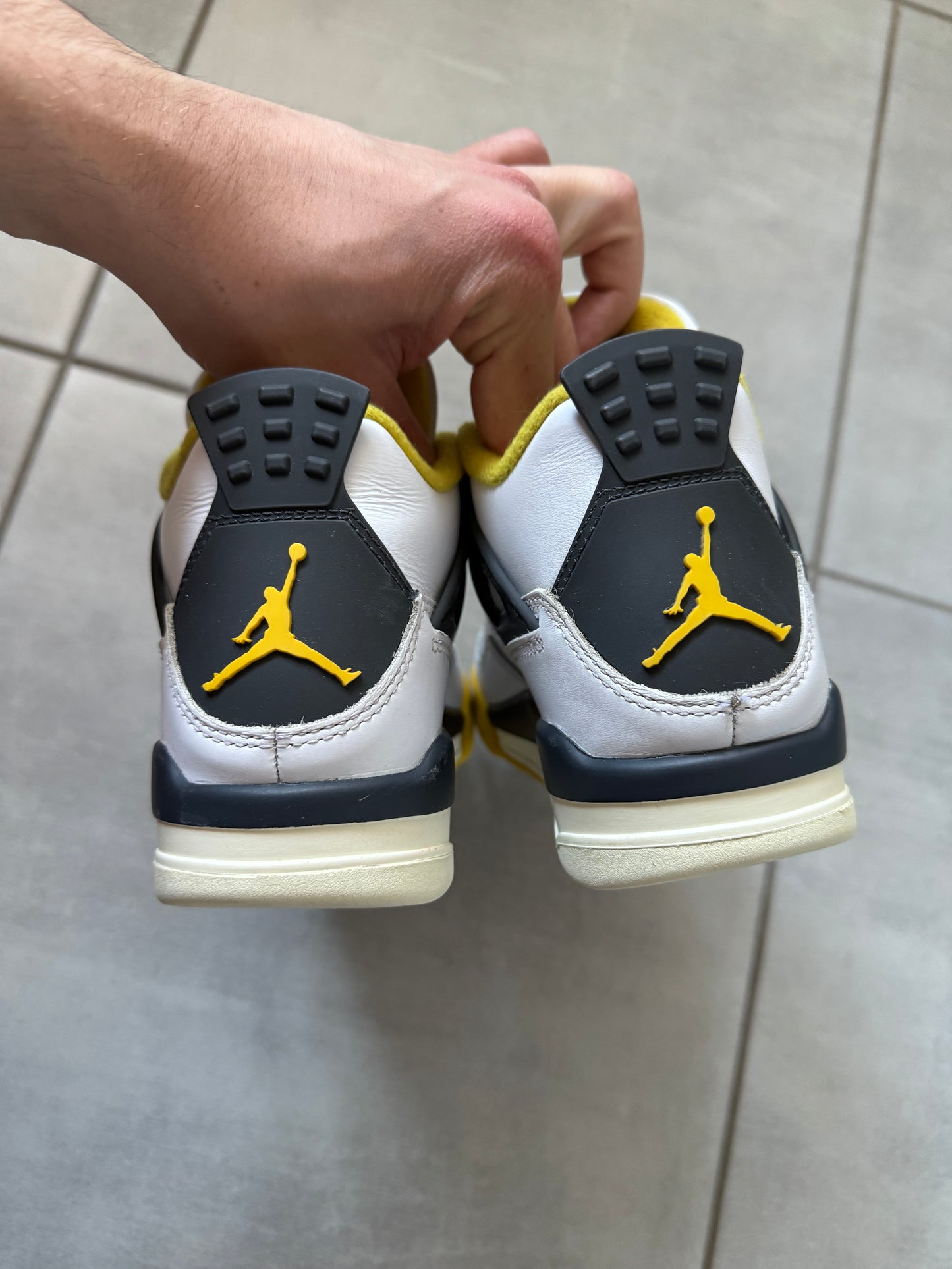 Air Jordan 4 Vivid Sulphur