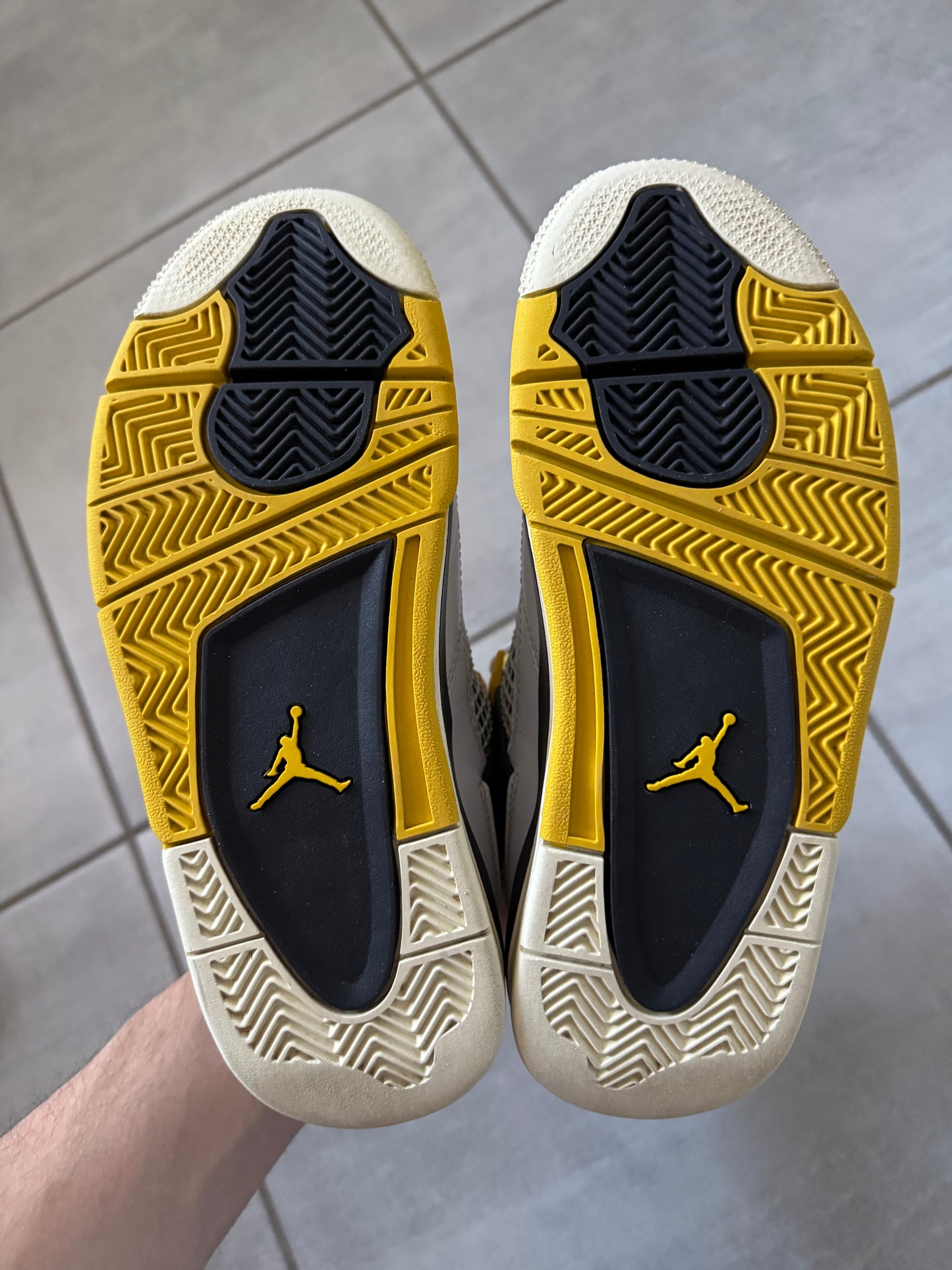 Air Jordan 4 Vivid Sulphur