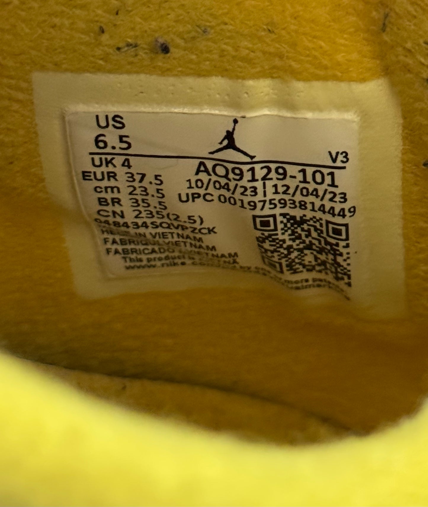 Air Jordan 4 Vivid Sulphur