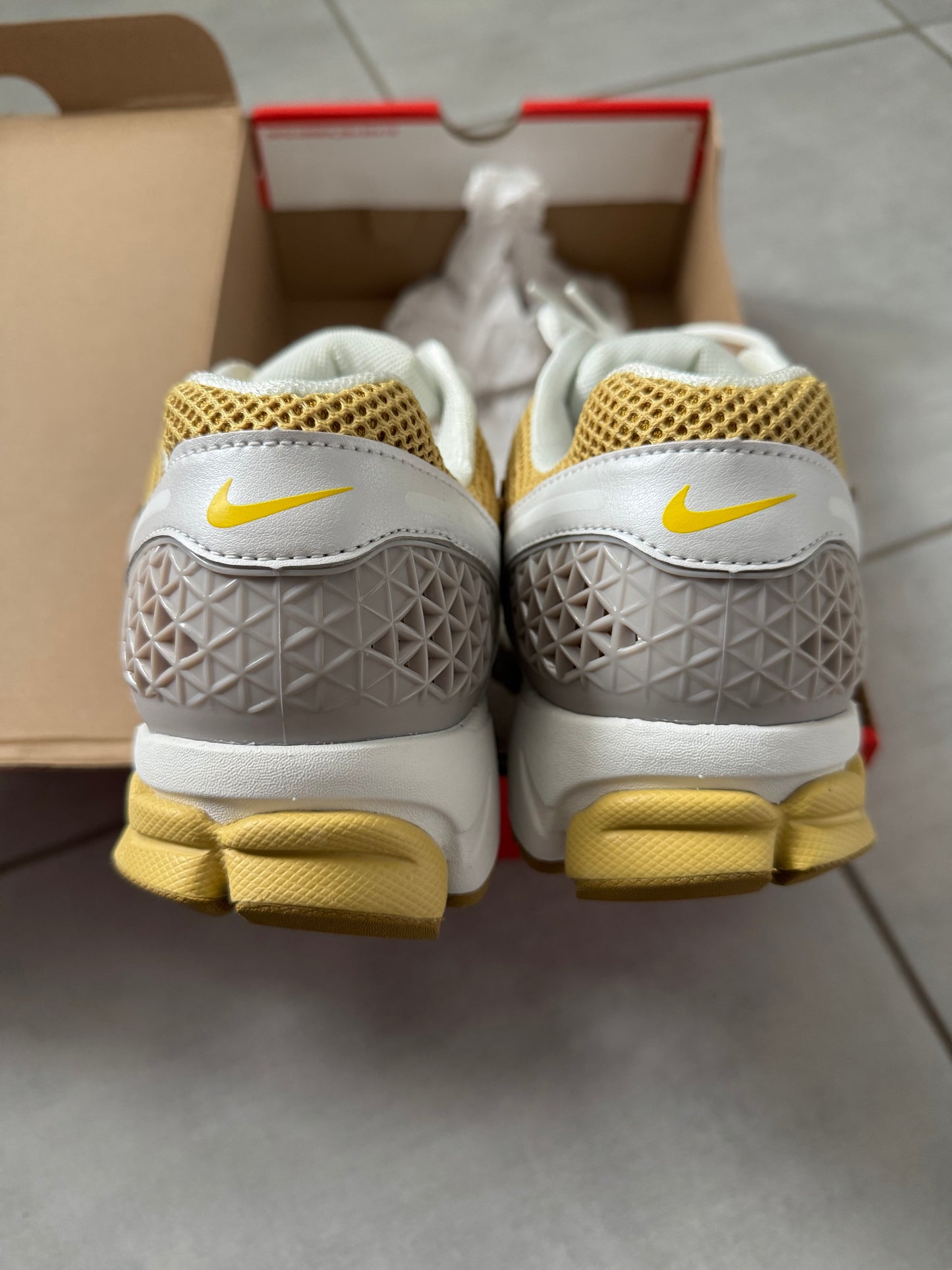 Nike Zoom Vomero 5 Lightning