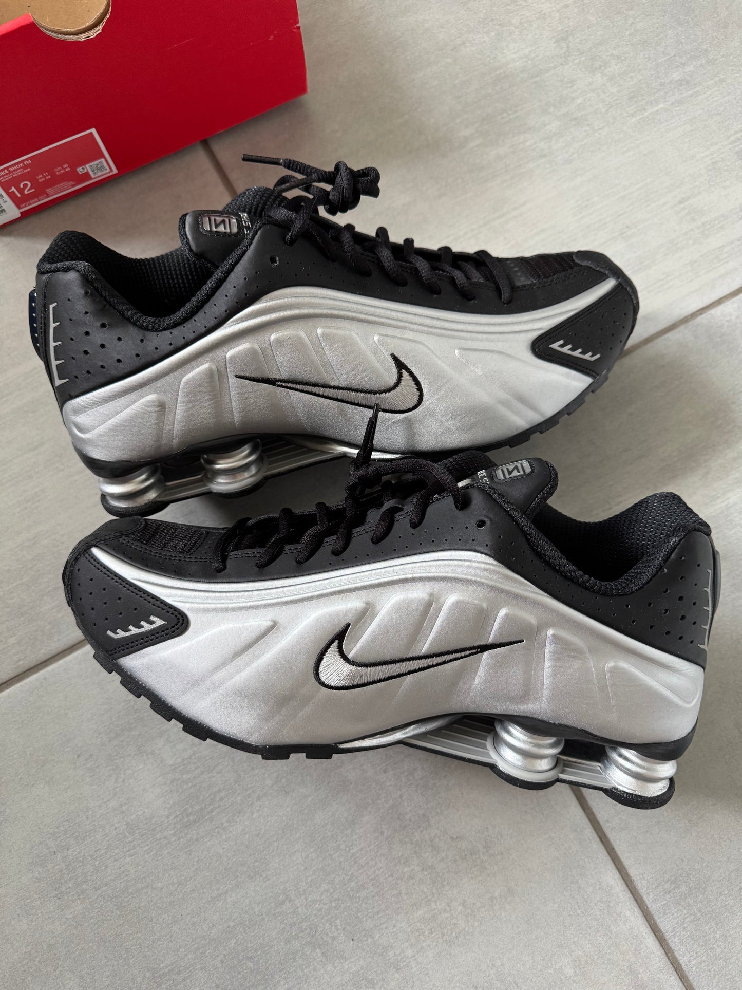Nike Shox R4 Metallic Silver HQ1988-007
