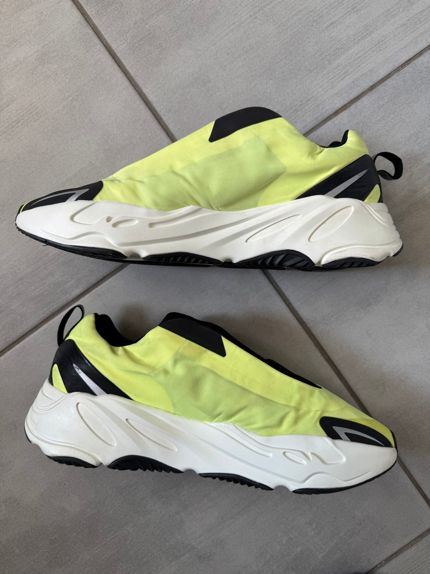 Adidas Yeezy Boost 700 Laceless Phosphor GY2055