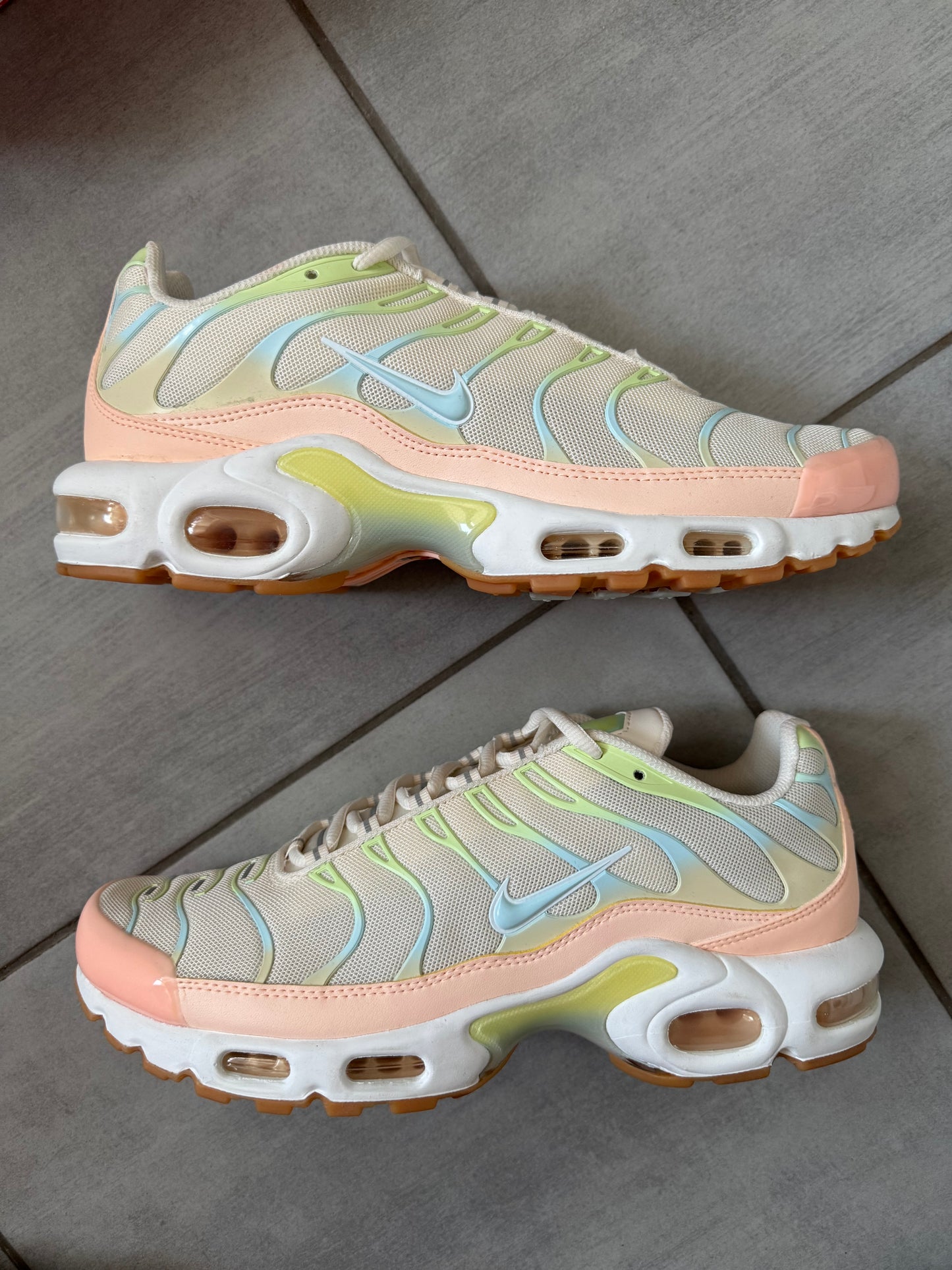 Nike Air Max Plus Crimson Tint