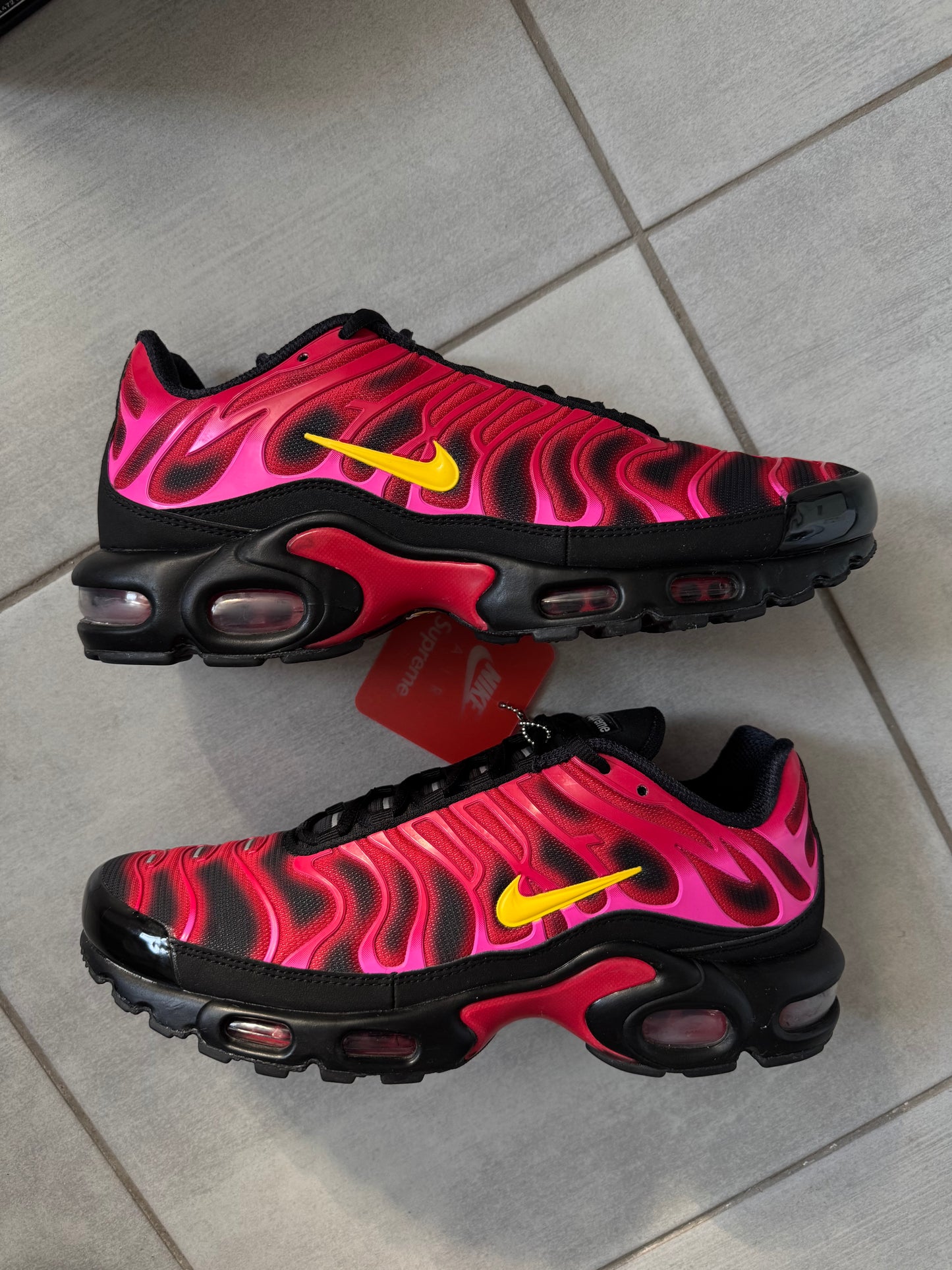 Nike Air Max Plus x Supreme University Red