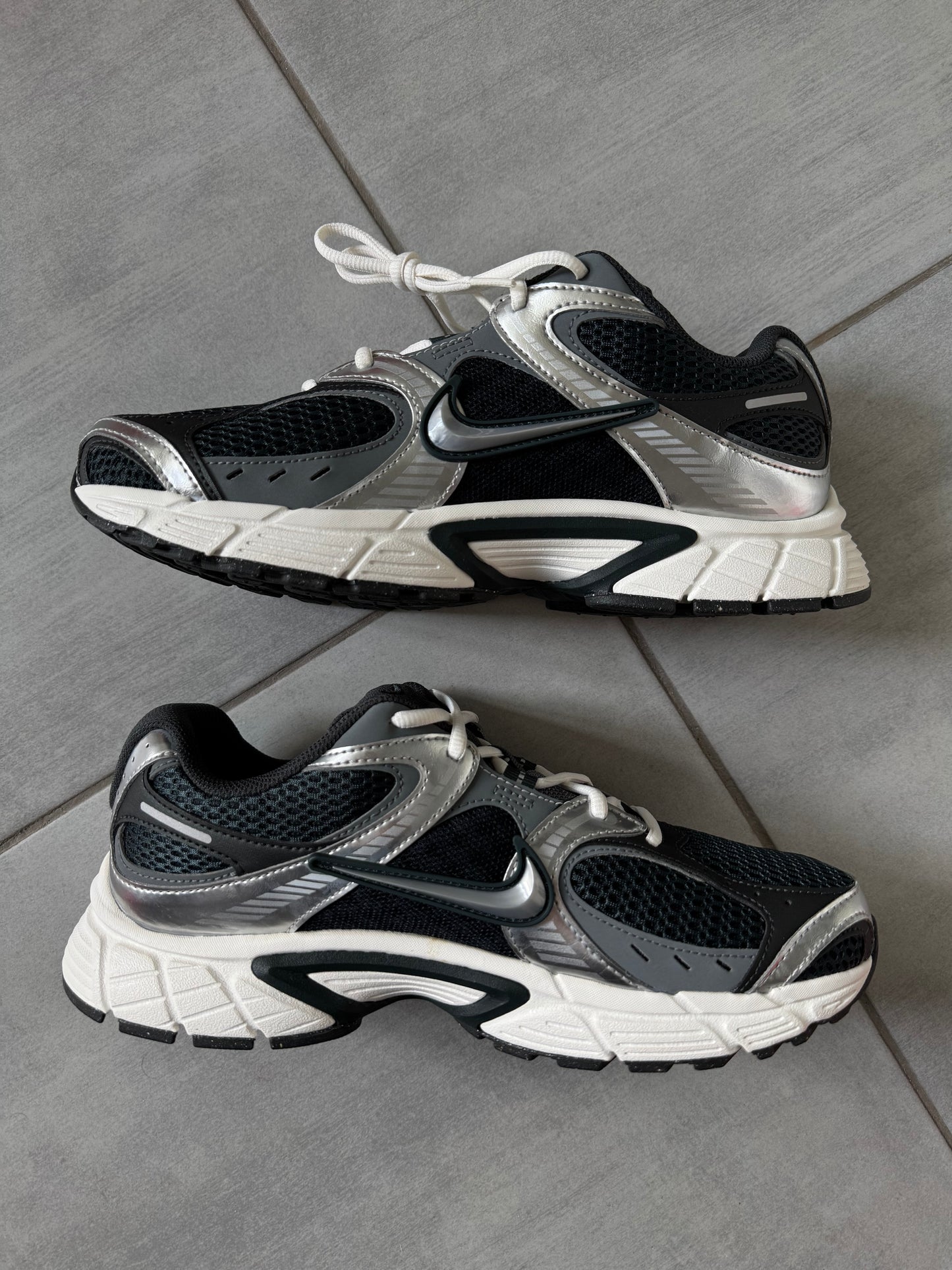Nike V5 Runner Seaweed Metallic Silver HQ7901-300